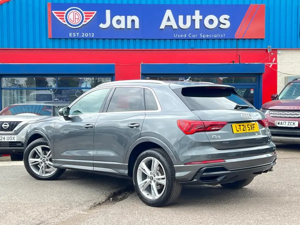 Begagnad Audi Q3 S-Line 2021 Grå SUV