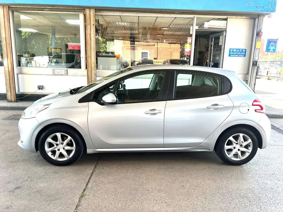 Used Peugeot 208 Active 68 HP (50 kW) 2013 Silver Hatchback