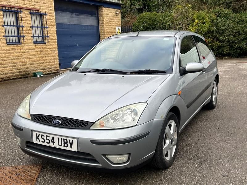 Used Ford Focus 99 HP (72 kW) 2005 Silver Hatchback