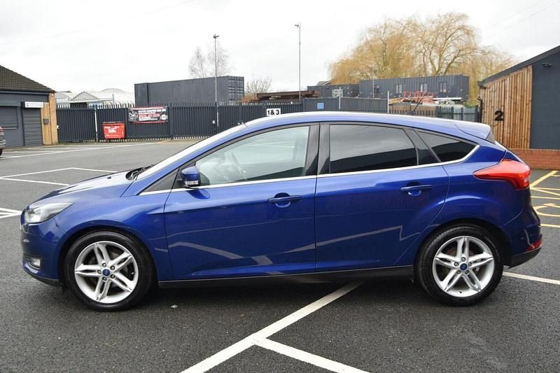 Used Ford Focus Zetec 120 HP (88 kW) 2017 Blue Hatchback