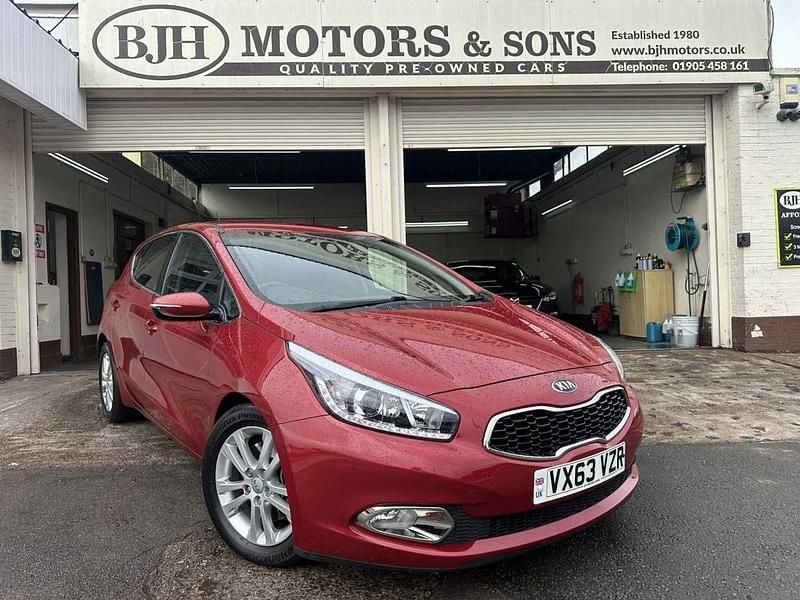 Red Used 2013 Kia Ceed 3 Hatchback | £6,988 (Fair price) - Image 1/4