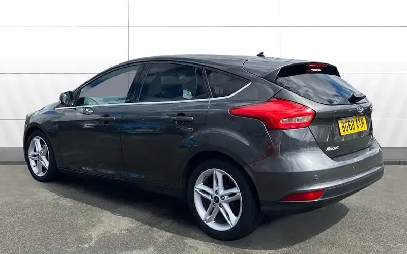 Usado Ford Focus Titanium 120 CV (88 kW) 2017 Gris Utilitario
