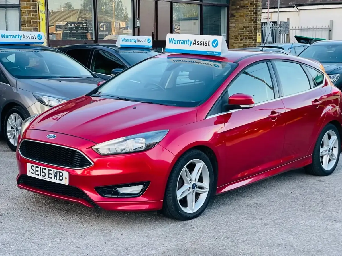 Begagnad Ford Focus Zetec 125 HK (91 kW) 2015 Röd Halvkombi