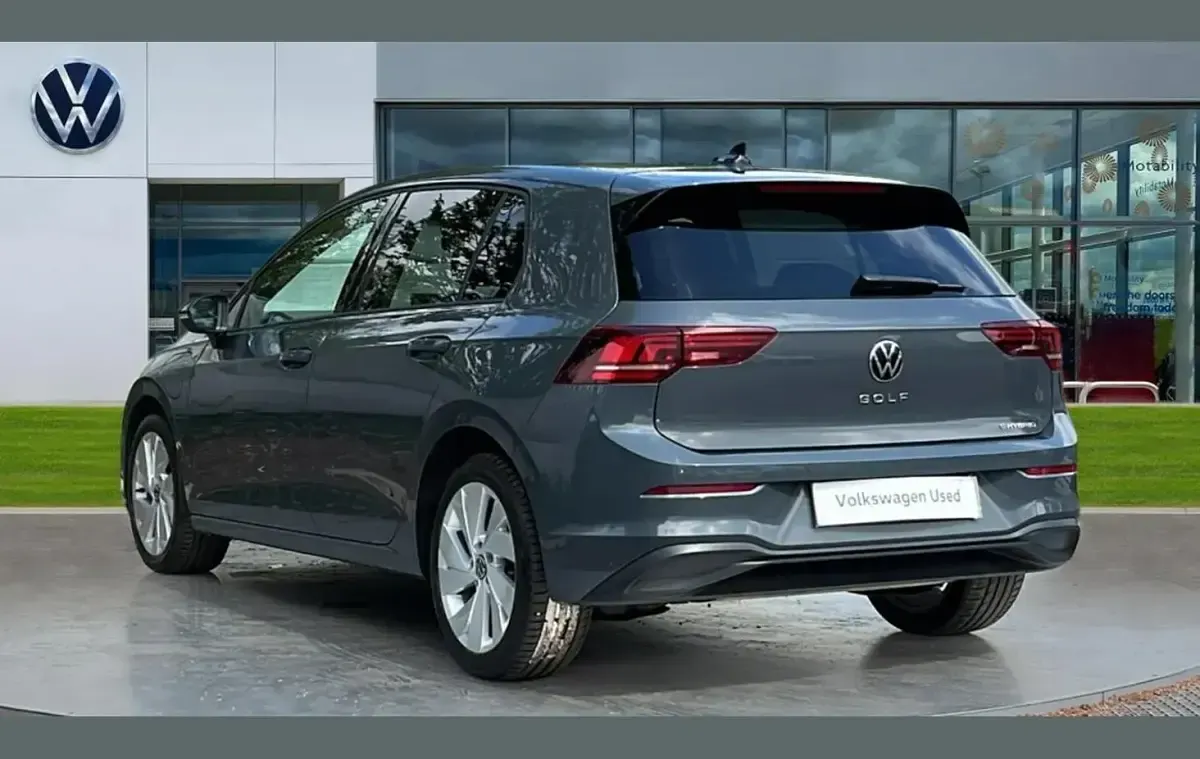 Usado VW Golf VIII Match 200 CV (147 kW) 2025 Gris Utilitario