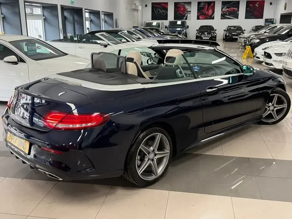 Usado Mercedes C300 AMG line 245 CV (180 kW) 2017 Azul Descapotable