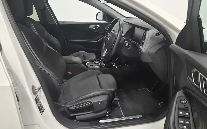 Used BMW 118 Sport Line 136 HP (100 kW) 2022 White Hatchback
