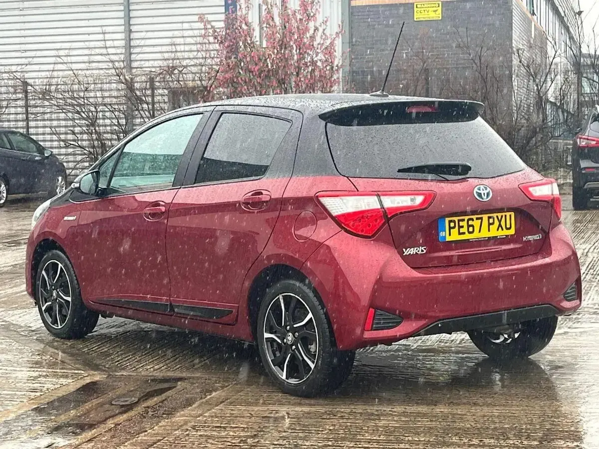 Used Toyota Yaris 100 HP (73 kW) 2017 Red Hatchback