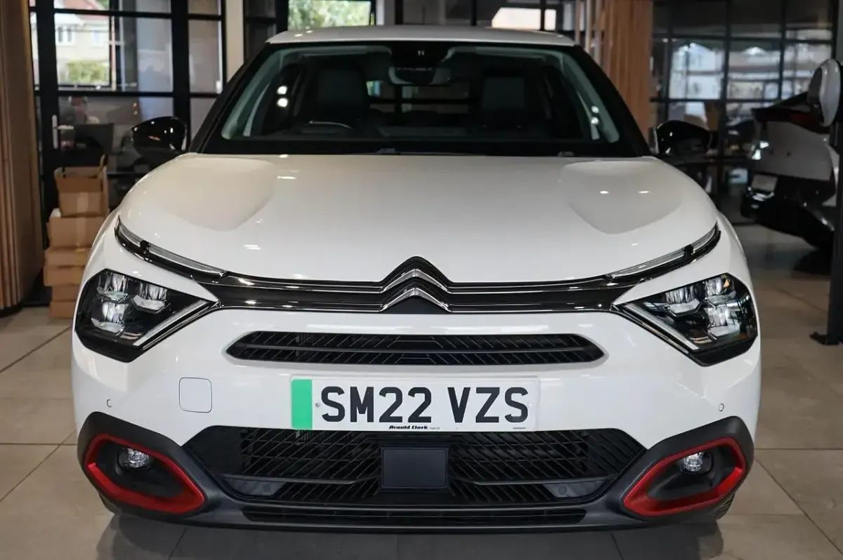 Used Citroën e-C4 Shine 98 kW (134 HP) 2022 White Hatchback