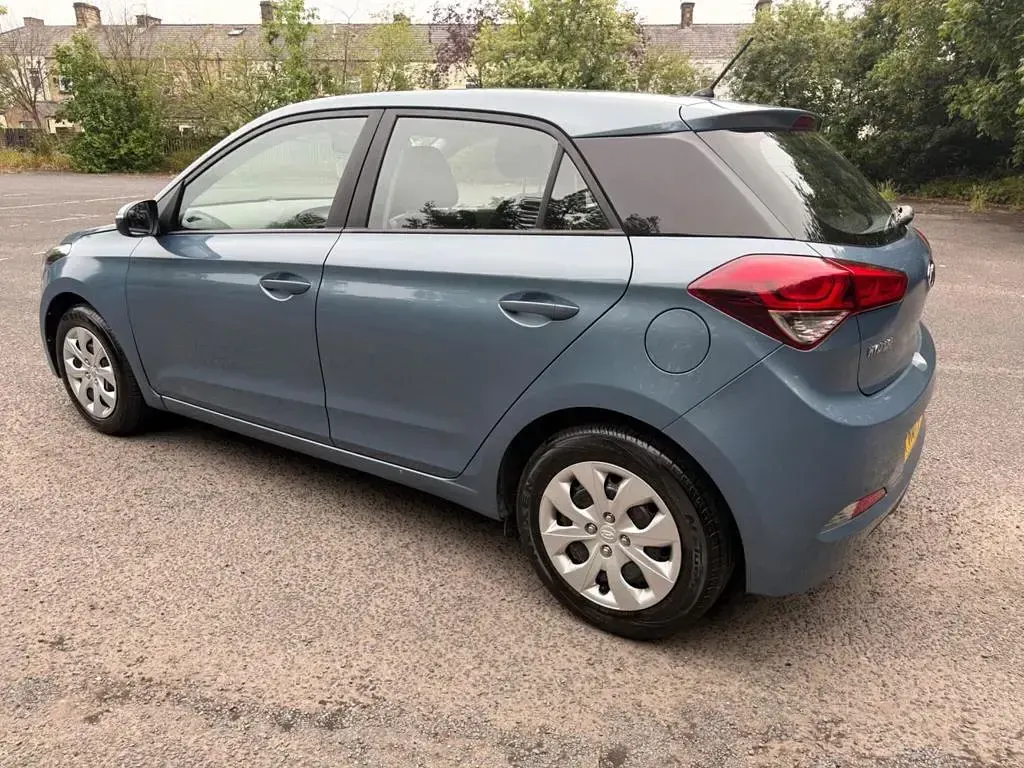 Used Hyundai i20 84 HP (61 kW) 2017 Blue Hatchback