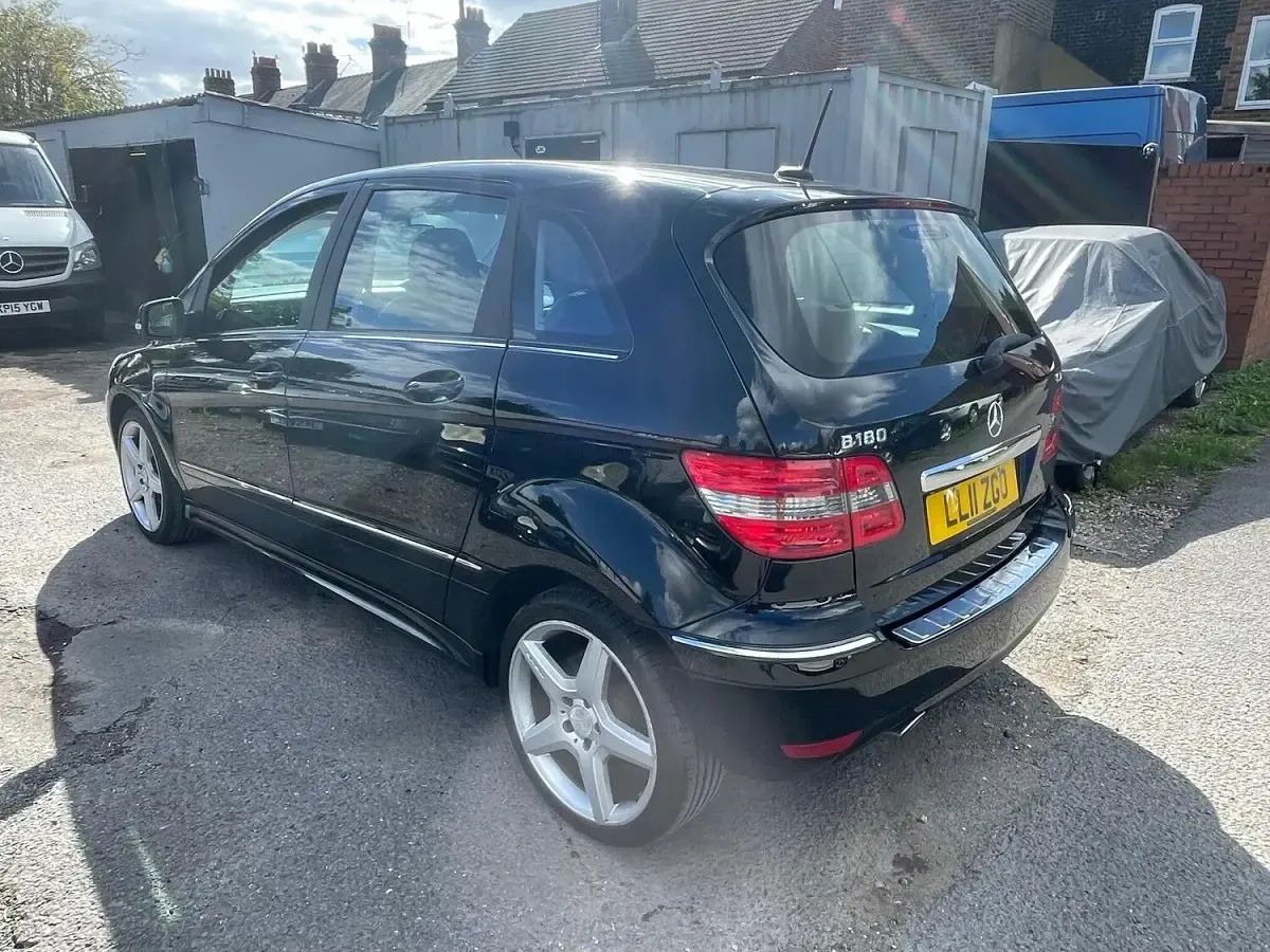 Used Mercedes B180 109 HP (80 kW) 2011 Black Hatchback