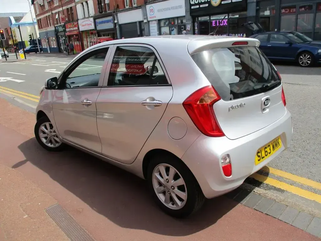 Used Kia Picanto 68 HP (50 kW) 2013 Silver Hatchback