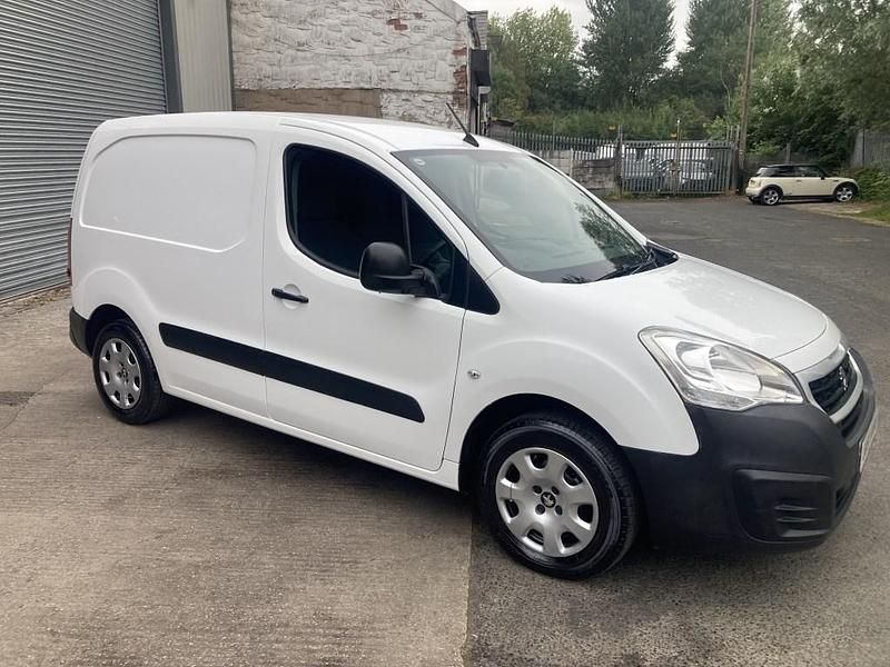 White Used 2017 Peugeot Partner MPV | £4,995 (Fair price) - Image 1/4