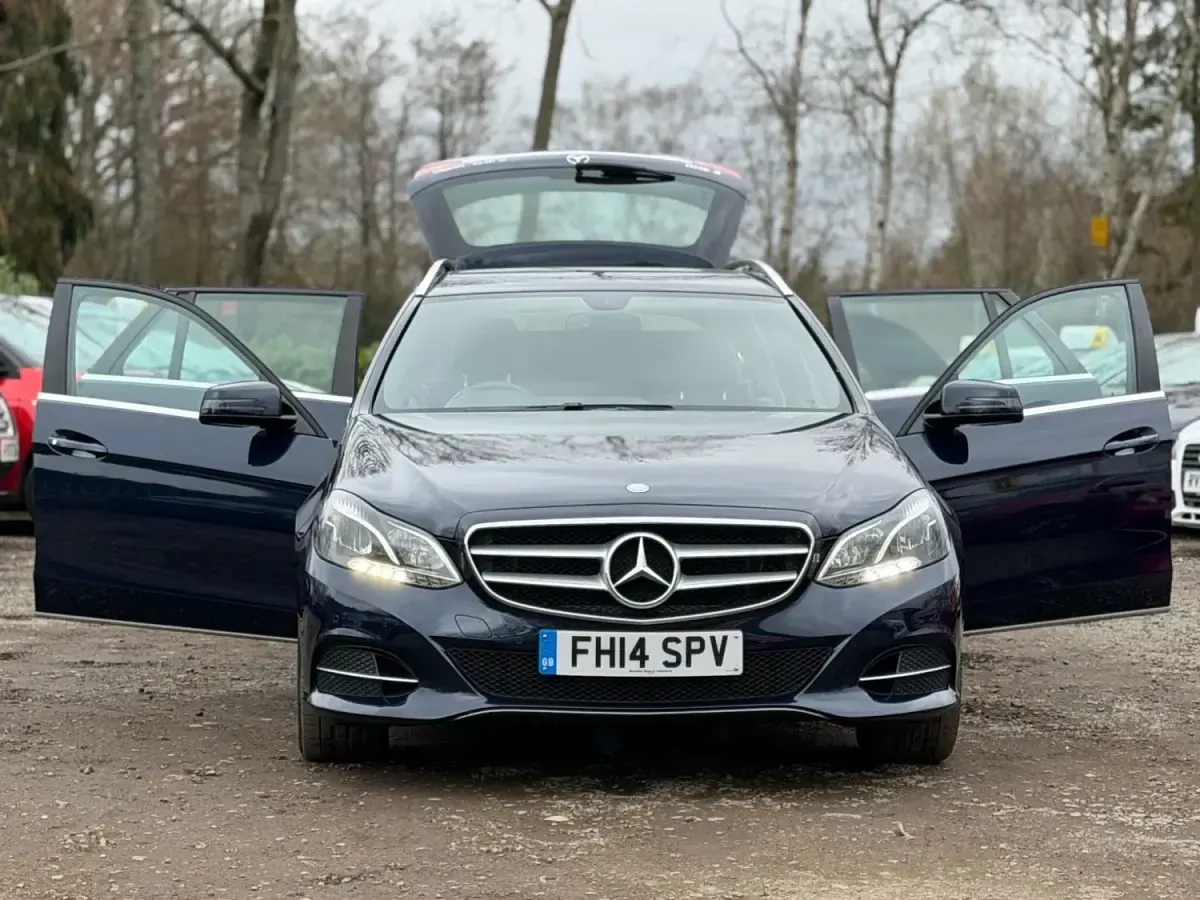 Usado Mercedes E300 SE 2014 Azul Carrinha