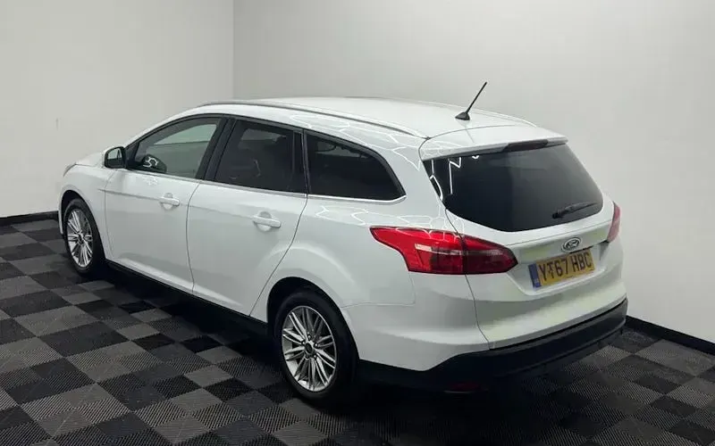 Used Ford Focus Zetec 120 HP (88 kW) 2017 White Estate