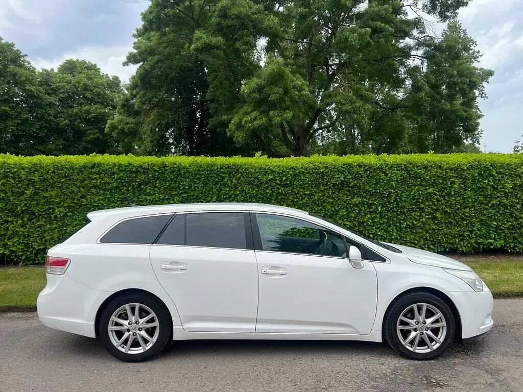 Used Toyota Avensis 2010 White Estate