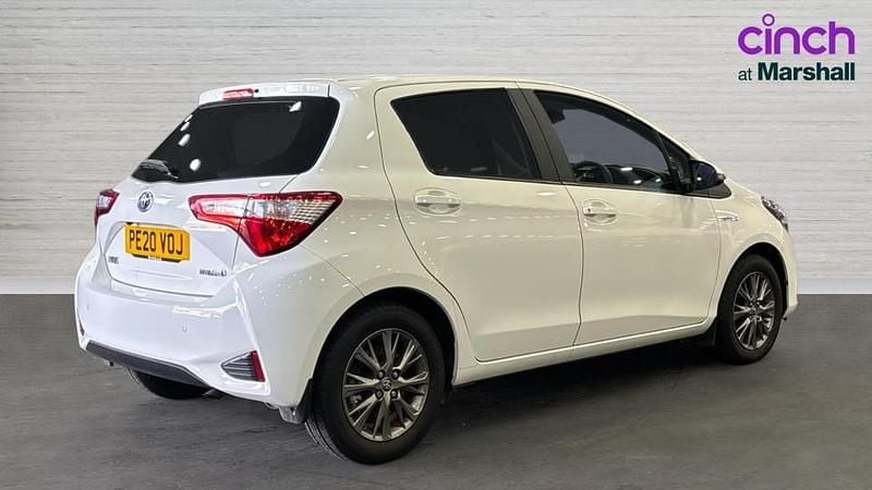 Used Toyota Yaris Hybrid 100 HP (73 kW) 2020 White Hatchback