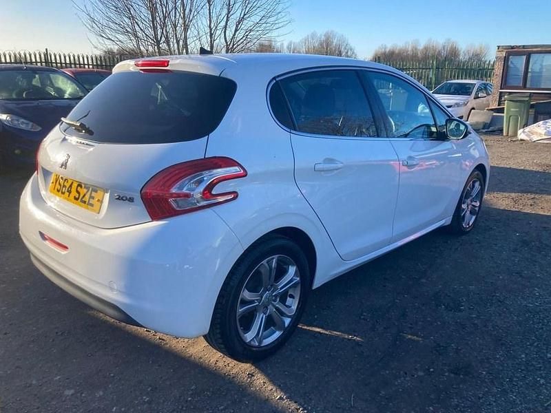 Used Peugeot 208 Allure 82 HP (60 kW) 2015 White Hatchback