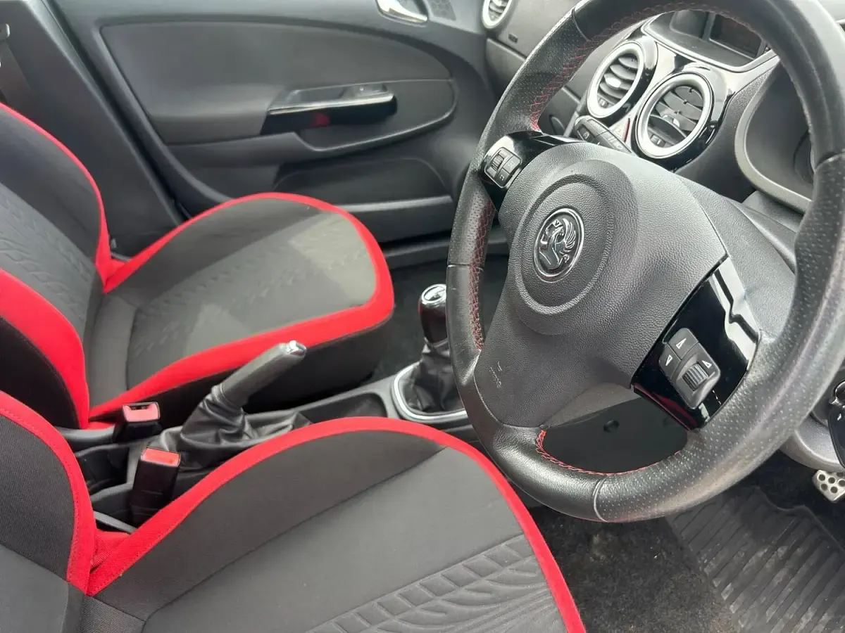 Used Vauxhall Corsa SRi 2011 White Hatchback