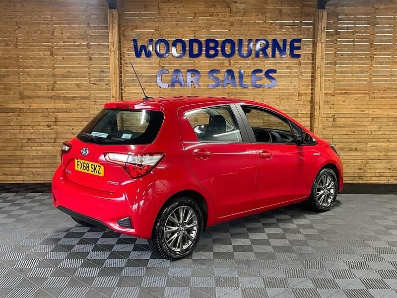 Used Toyota Yaris Hybrid 100 HP (73 kW) 2018 Red Hatchback