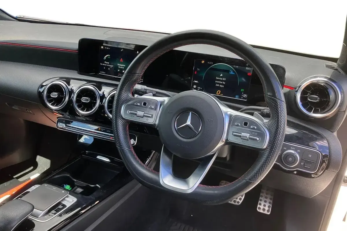 Usado Mercedes A250 AMG line 224 HP (164 kW) 2018 Branco Citadino