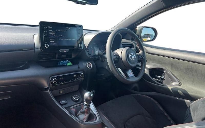 Begagnad Toyota Yaris 272 HK (200 kW) 2021 Vit Halvkombi