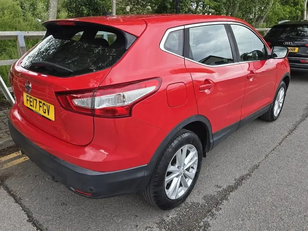Second-hand Nissan Qashqai Acenta 110 CP (80 kW) 2017 Roșu SUV