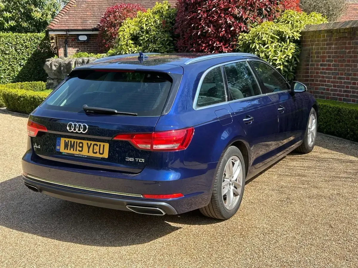 Used Audi A4 Comfort 190 HP (139 kW) 2019 Blue Estate
