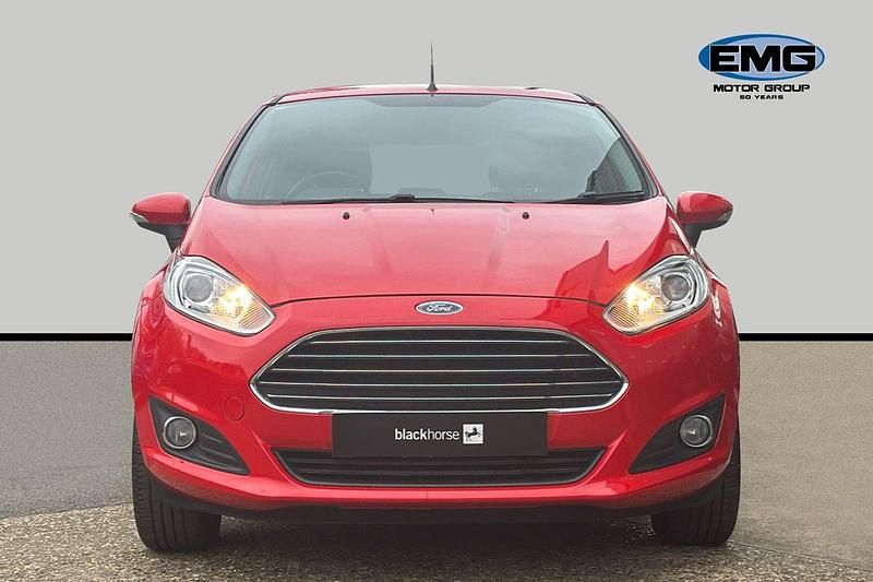 Used Ford Fiesta Zetec 105 HP (77 kW) 2013 Red Hatchback