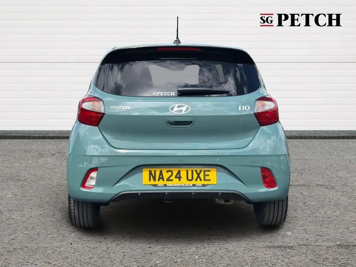 Used Hyundai i10 Premium 78 HP (57 kW) 2024 Green Hatchback