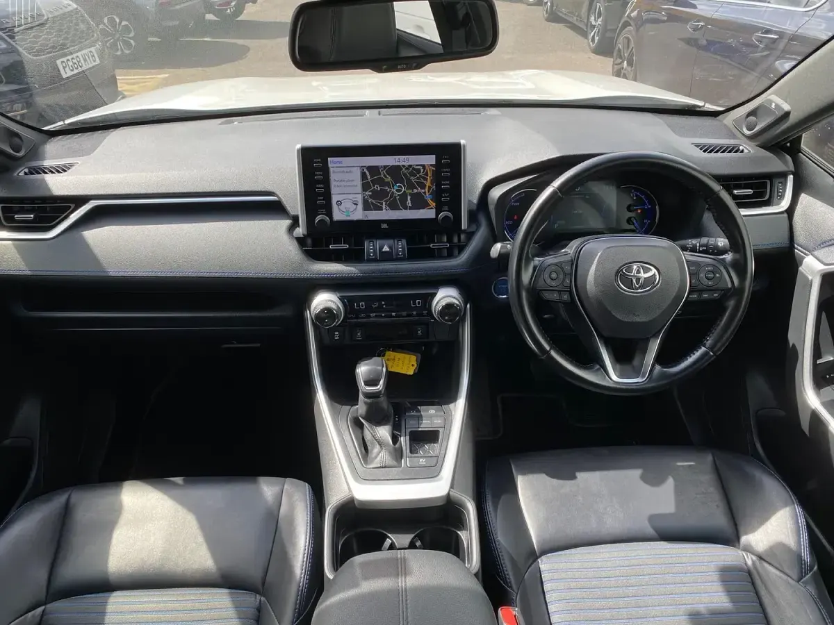 Used Toyota RAV4 218 HP (160 kW) 2019 White/black SUV