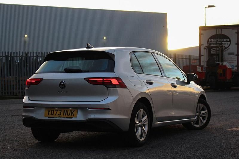 Second-hand VW Golf VIII Life 2023 Argintiu Hatchback