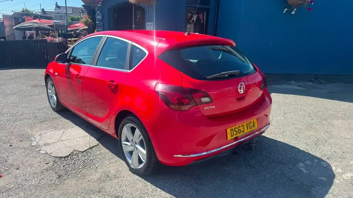 Used Vauxhall Astra SRi 115 HP (84 kW) 2013 Red Hatchback