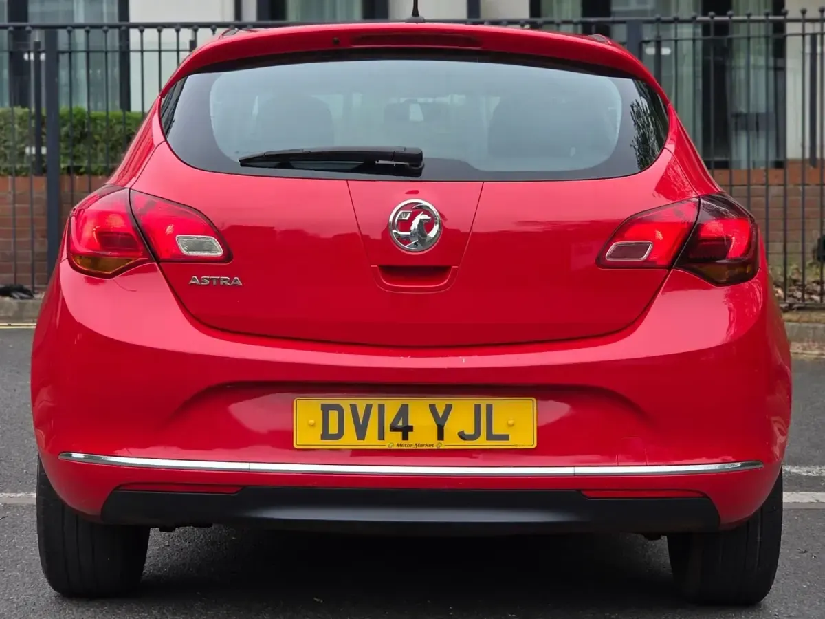 Second-hand Vauxhall Astra Design Edition 2014 Roșu Hatchback