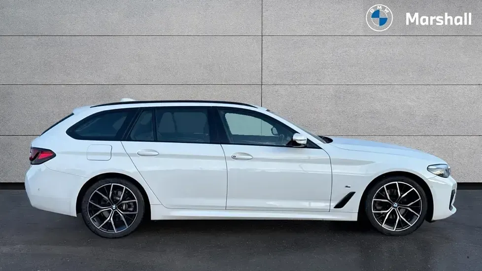 Used BMW 520 M Sport 190 HP (139 kW) 2022 Alpine white Estate