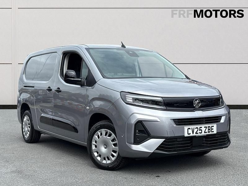 Quartz silver New 2025 Vauxhall Combo MPV | £19,495 (Expensive) - Image 1/4