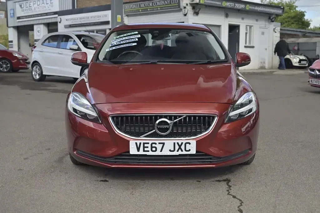 Used Volvo V40 Momentum 2017 Red Hatchback