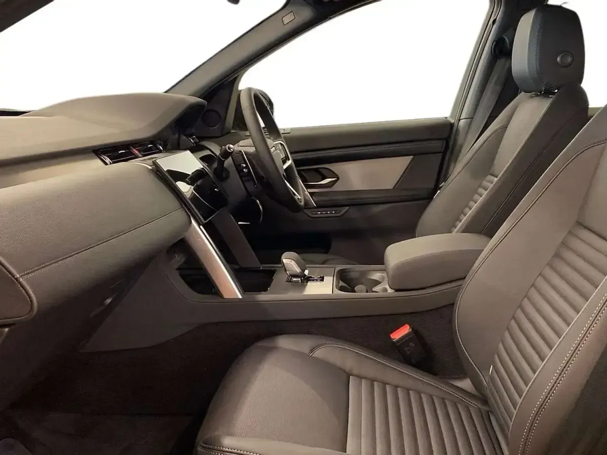 Second-hand Land Rover Discovery Sport SE Dynamic 309 CP (227 kW) 2025 Negru SUV