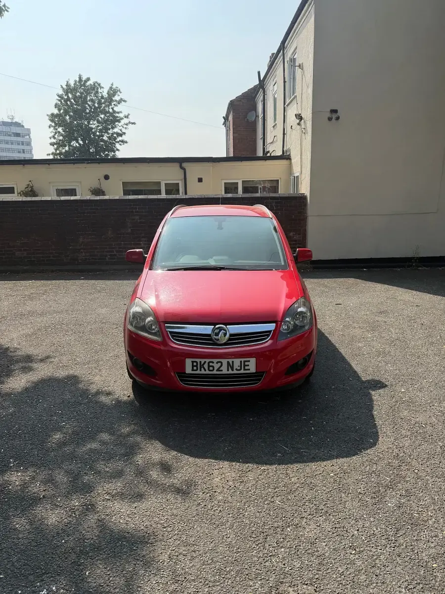 Used Vauxhall Zafira Design Edition 115 HP (84 kW) 2012 Red MPV