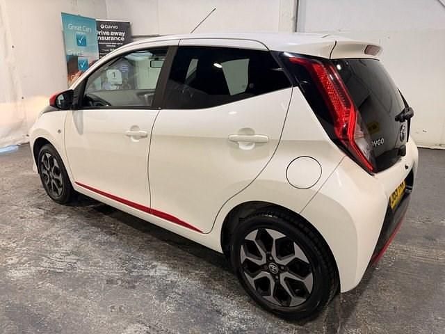 Used Toyota Aygo Play 72 HP (52 kW) 2019 White Hatchback