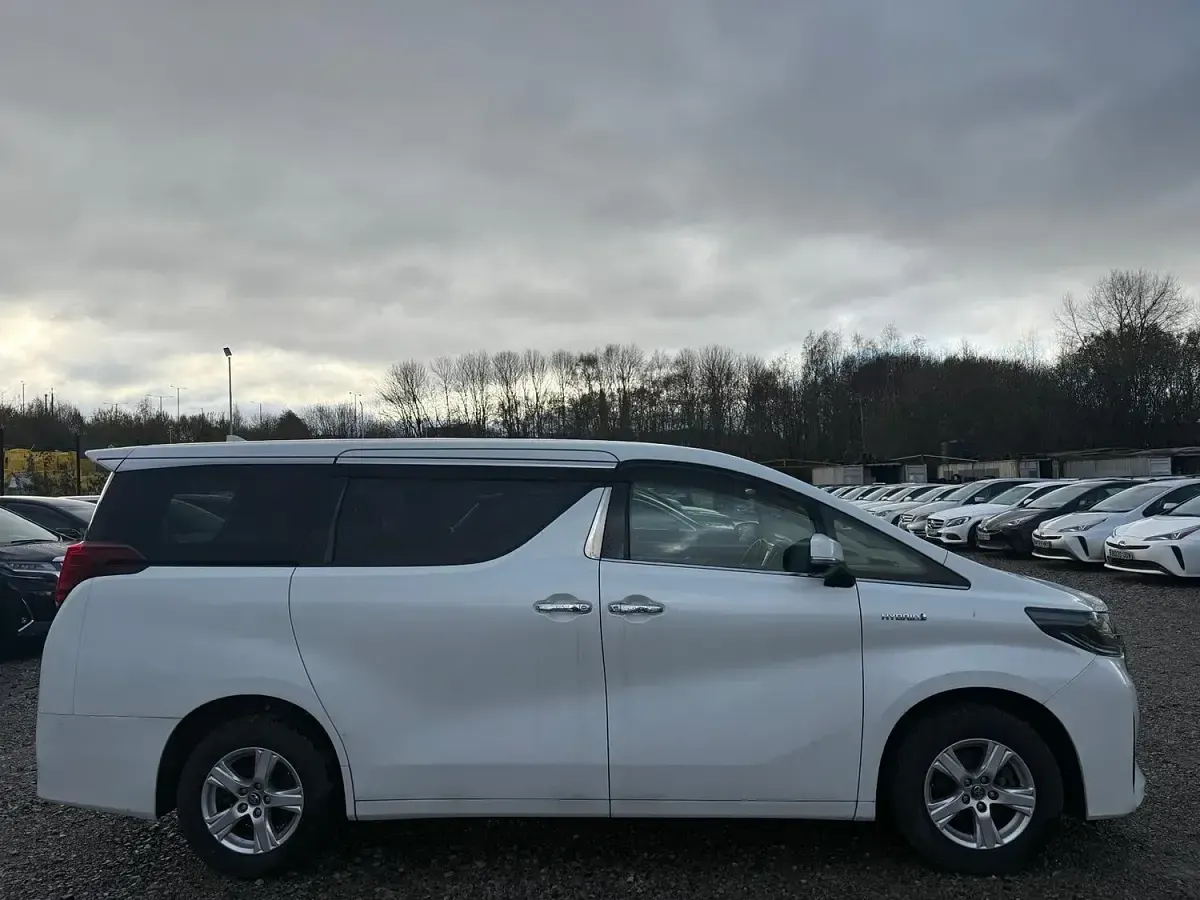 Used Toyota Alphard 190 HP (139 kW) 2025 White MPV