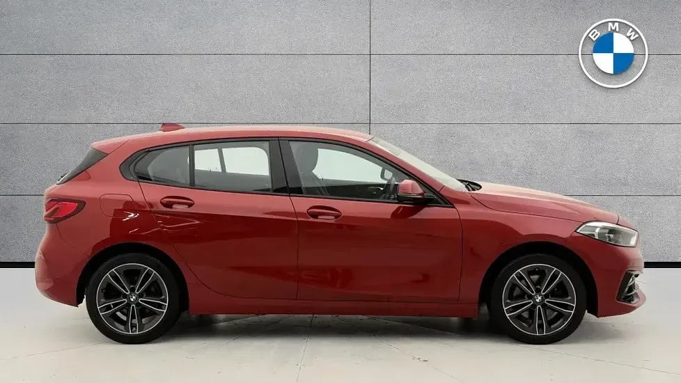 Gebraucht BMW 118 Sport Line 134 PS (98 kW) 2022 Rot Kleinwagen