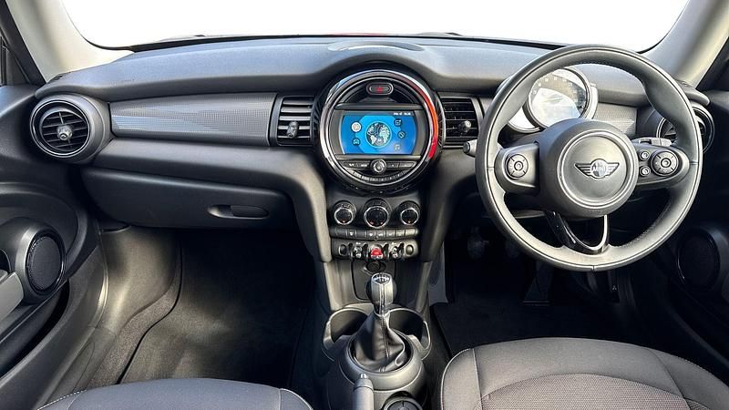 Usado Mini Cooper Hatch 134 CV (98 kW) 2018 Rojo Utilitario