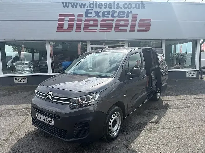 Begagnad Citroën Berlingo 100 HK (73 kW) 2024 Grå Minibuss