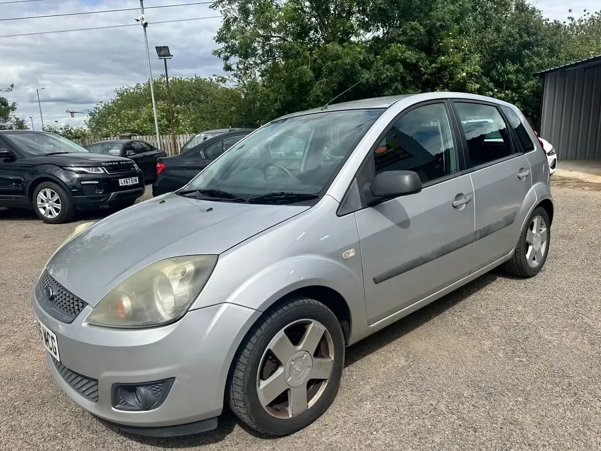 Used Ford Fiesta Zetec 80 HP (58 kW) 2006 Silver Hatchback