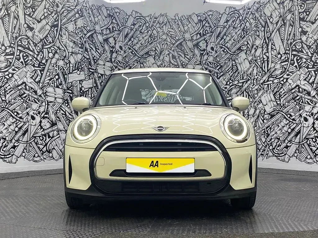 Used Mini Cooper Classic 136 HP (100 kW) 2021 White Hatchback