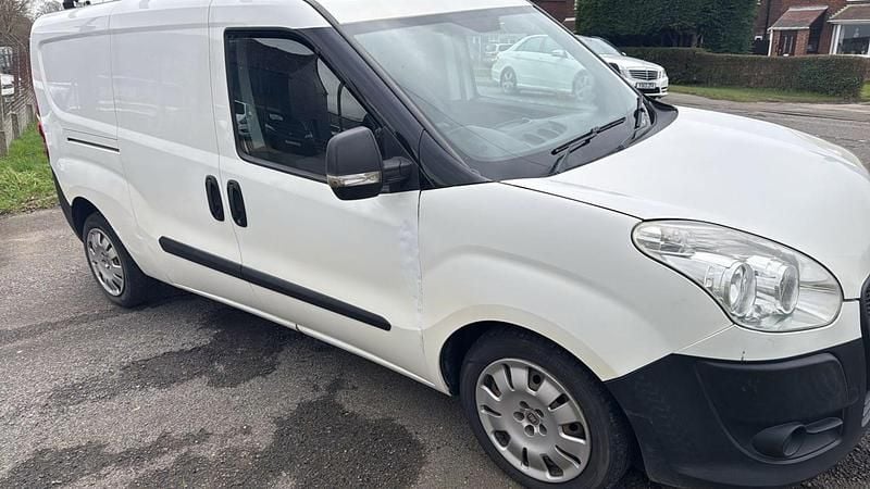 Used Fiat Doblò 105 HP (77 kW) 2014 White MPV