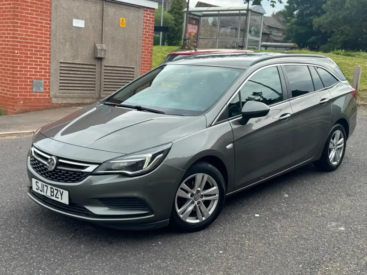 Used Vauxhall Astra Design Edition 110 HP (80 kW) 2017 Grey Estate