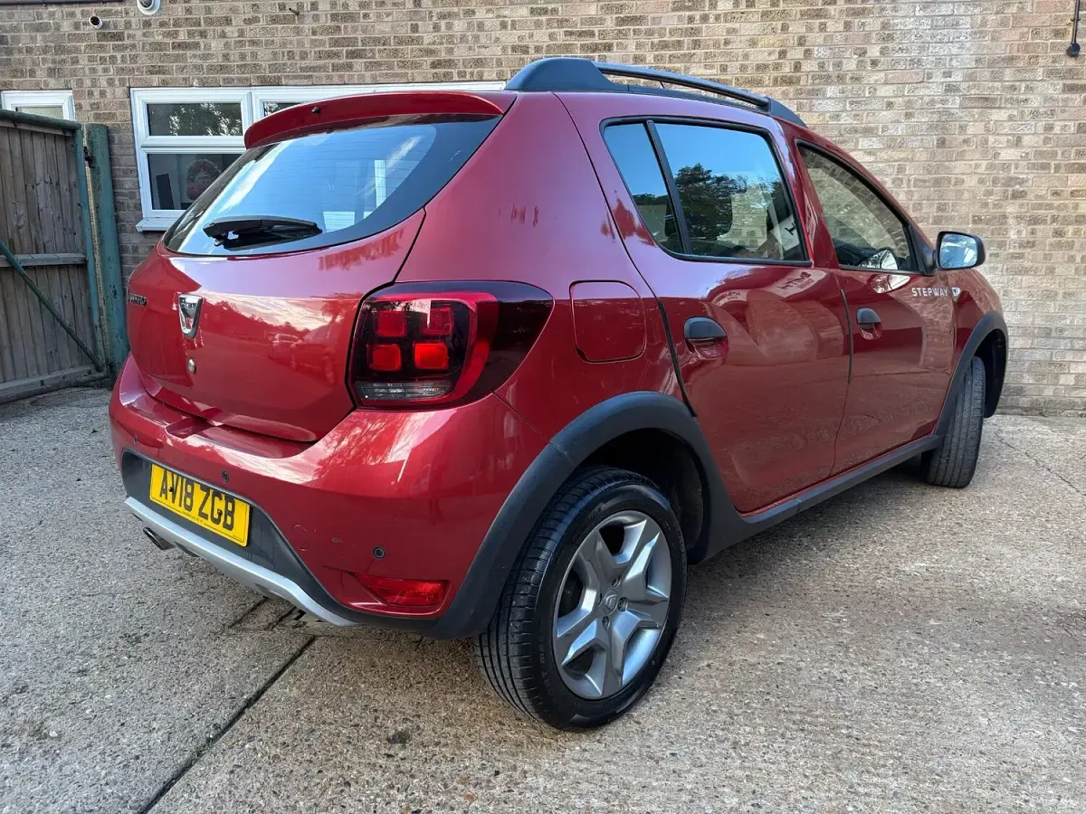 Used Dacia Sandero Comfort 90 HP (66 kW) 2018 Red Hatchback