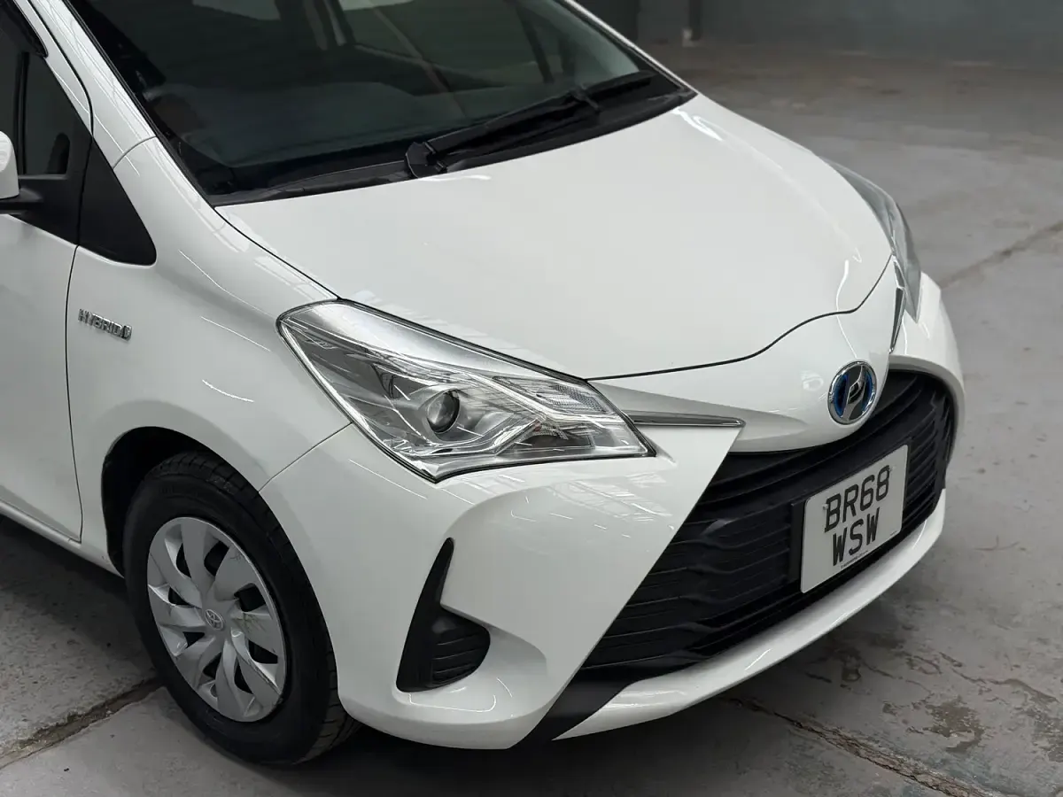 Used Toyota Yaris Hybrid 100 HP (73 kW) 2018 White Hatchback