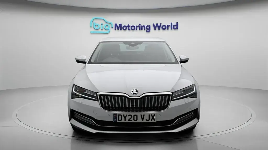 Gebraucht Skoda Superb Dynamic 218 PS (160 kW) 2020 Weiß Kleinwagen
